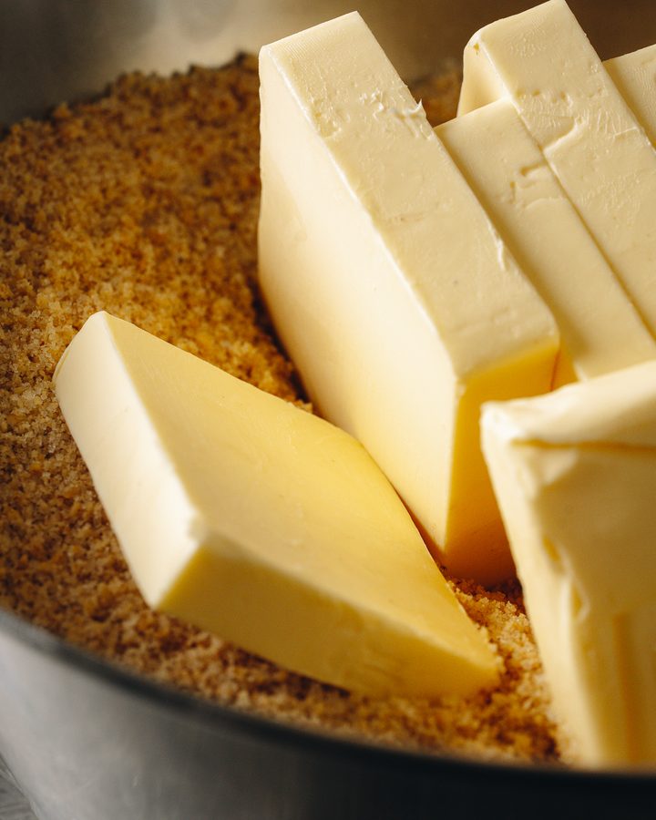 I panetti di burro appoggiati sulle noci macinate, prima dell’impasto