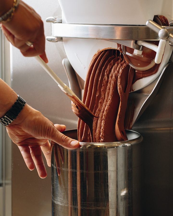 Il gelato al cioccolato esce dal mantecatore