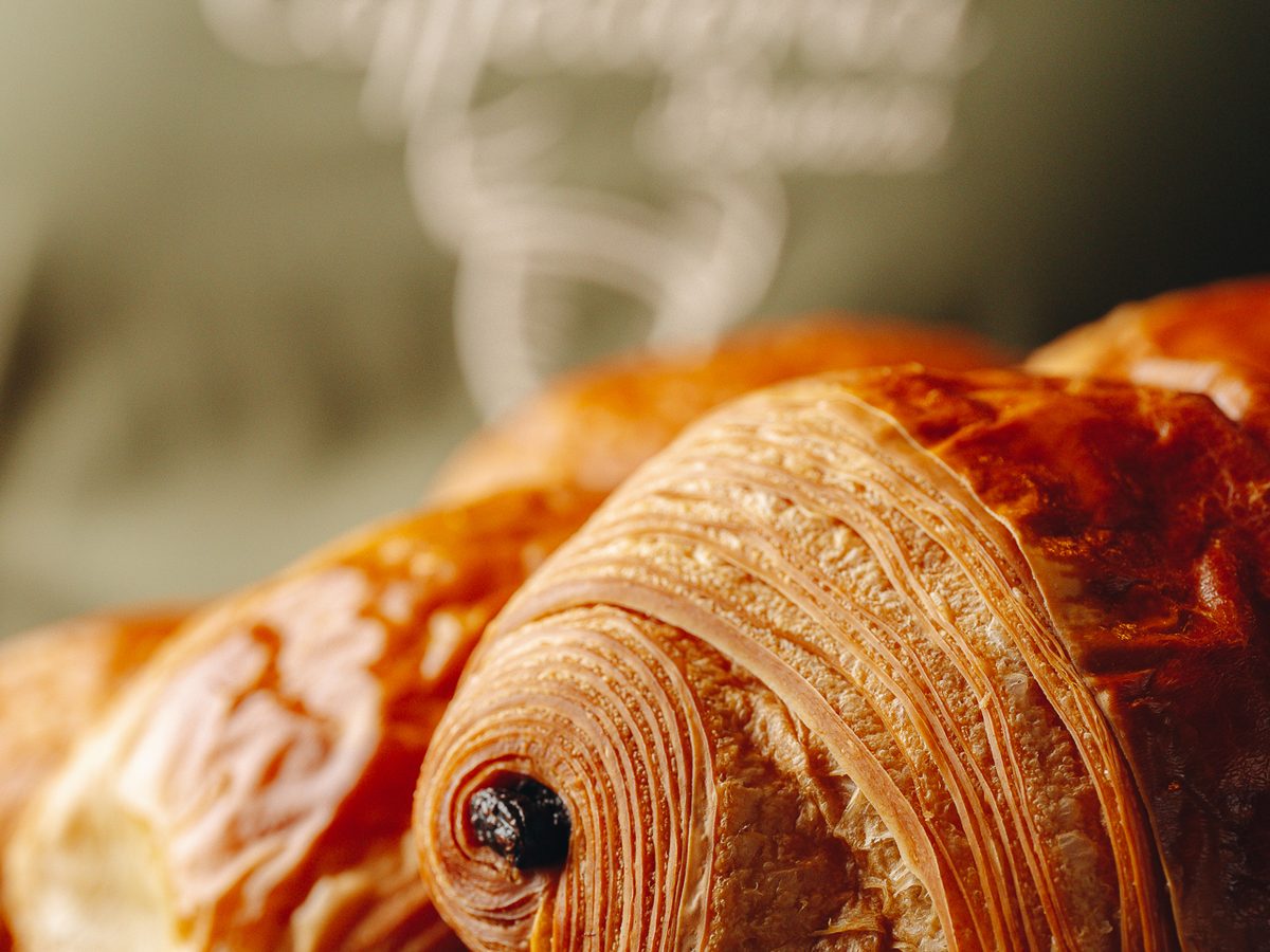 Un cornetto appena sfornato, con la sfogliatura in evidenza