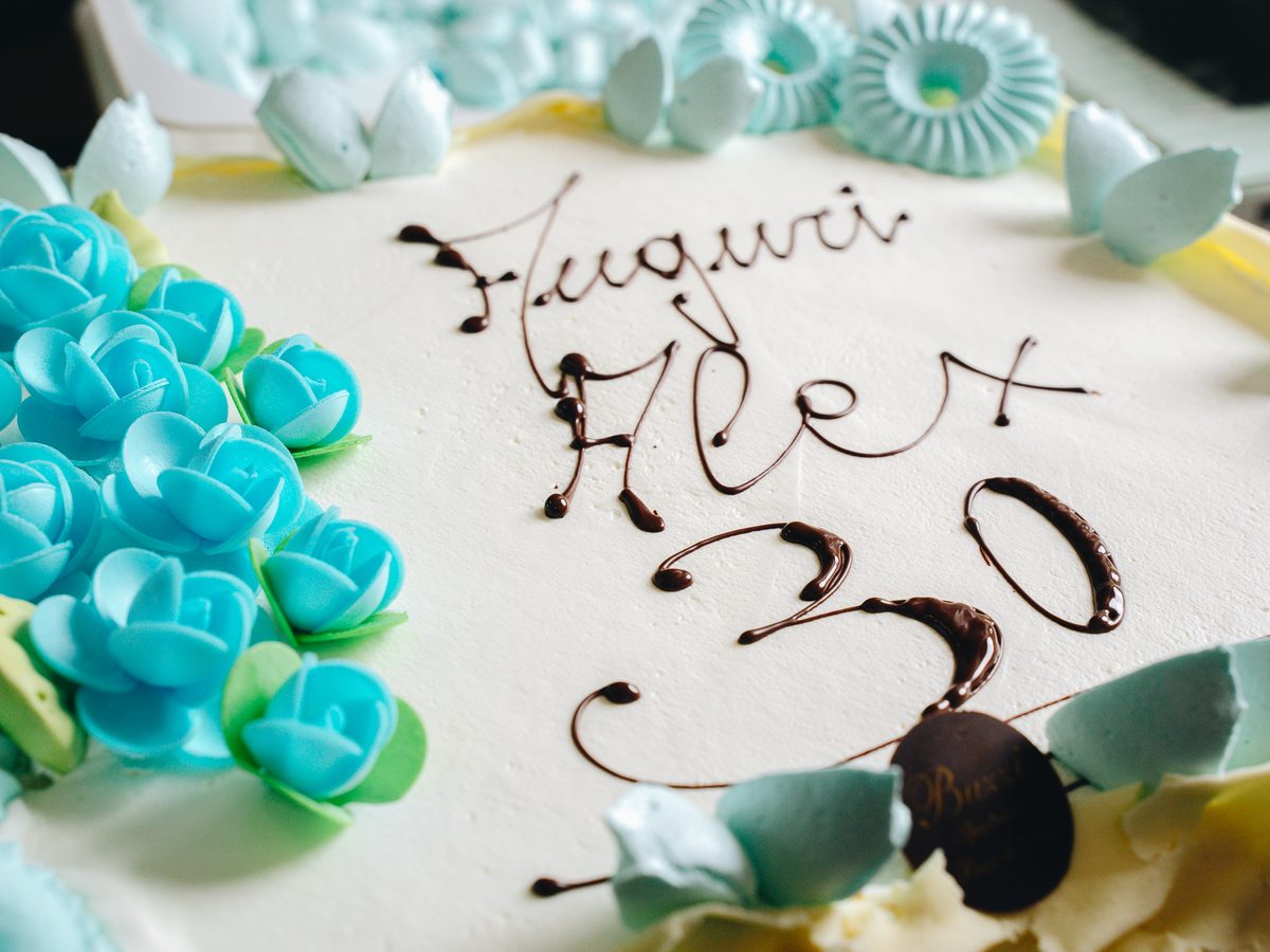 Una torta decorata a mano, pronta per una festa