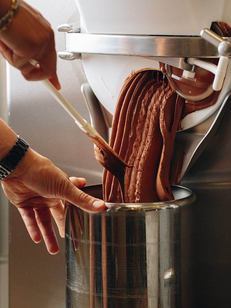 Il gelato al cioccolato esce dal mantecatore